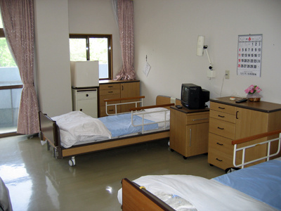 ショートステイ筑前顕慈園は、少人数のグループ（概ね１０人以下）ごとに決まった職員を配置し安心して日常生活を送ることができます。