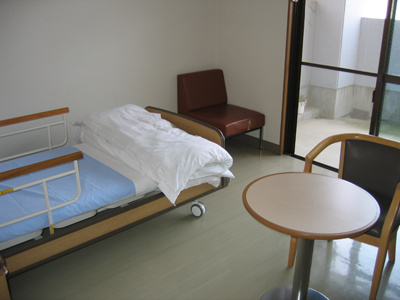 ショートステイ筑前顕慈園は、少人数のグループ（概ね１０人以下）ごとに決まった職員を配置し安心して日常生活を送ることができます。